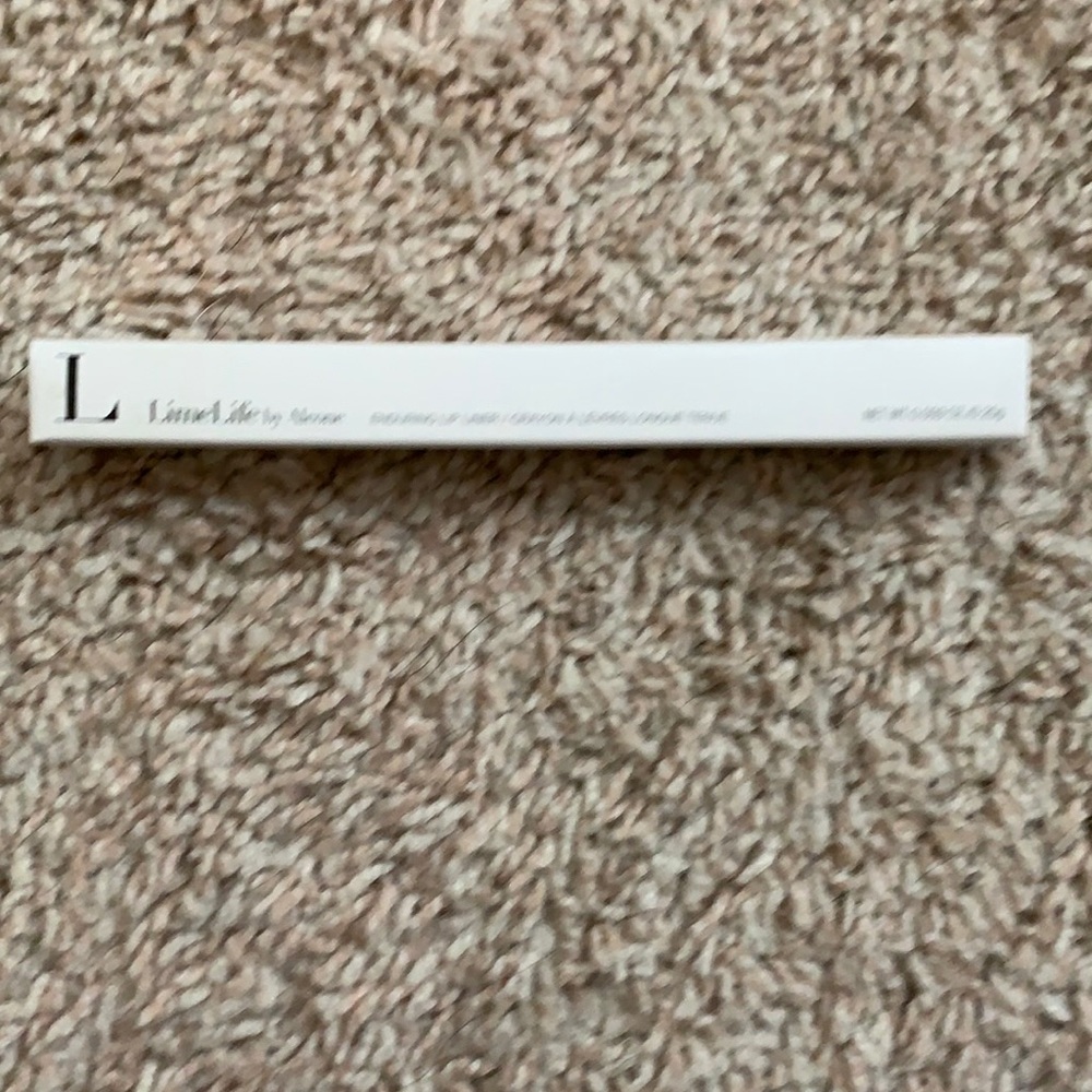 ENDURING LIP LINER (True Red)
SELF-SHARPENING LIP LINER